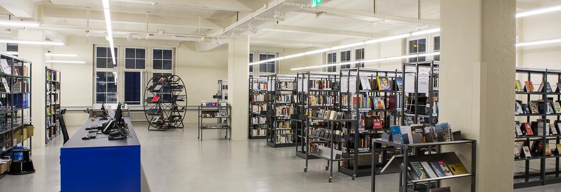 Bibliotheksraum mit Gestellen